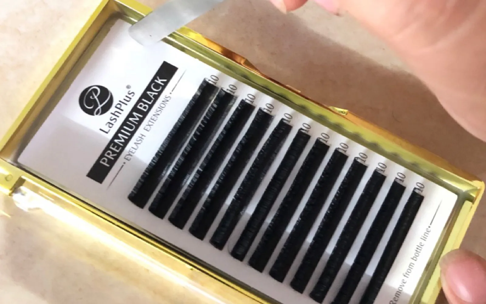 Qualitätskontrolle der Wimperntrays vor dem Verpacken